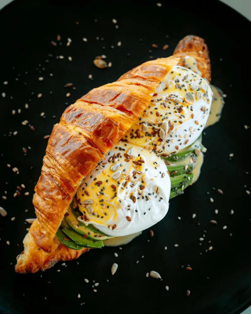 Croissant con palta y huevos pochados