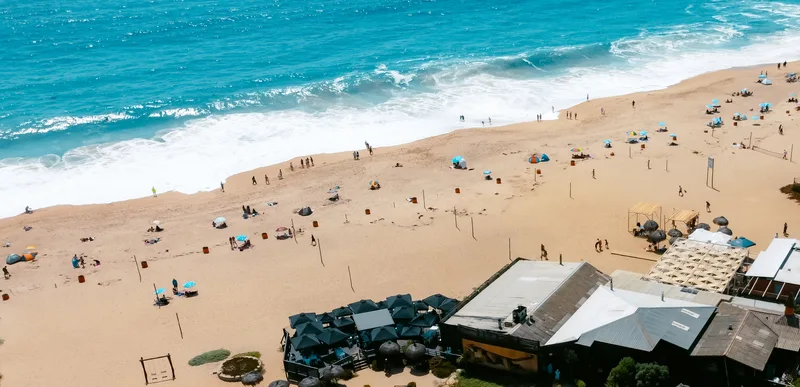 A Toda Costa desde el aire, sobre la arena frente al mar de Algarrobo