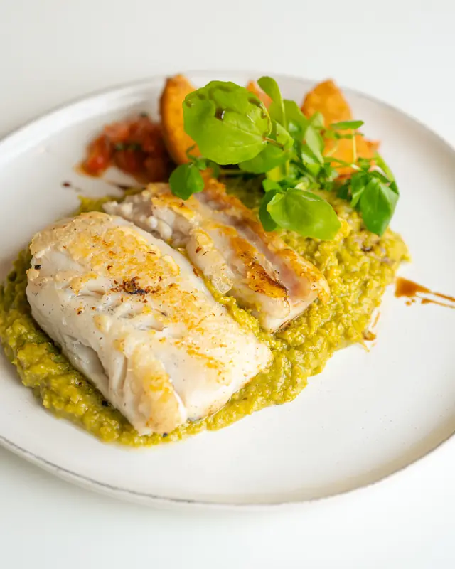 Pescado del día con puré verde, cocina de autor