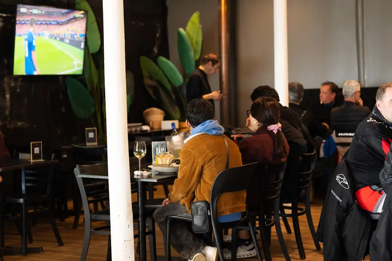 Salón lleno un día de partido